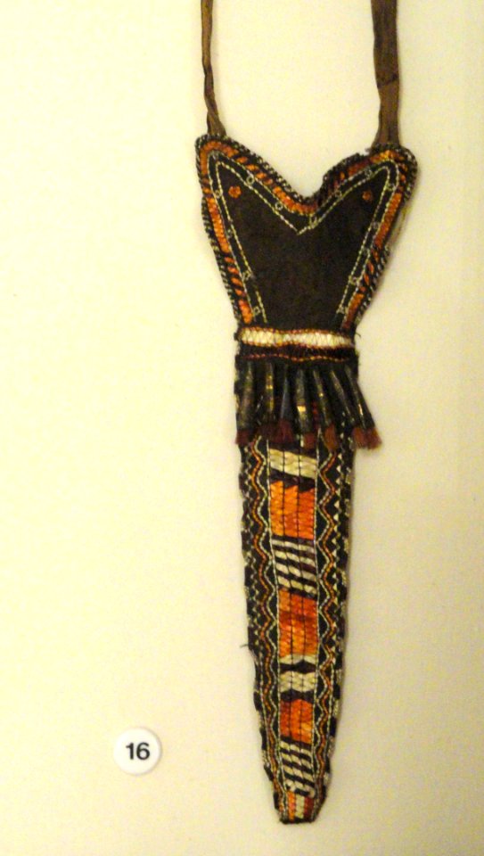 Knife case, Iroquois, smoked deerskin and porcupine quills, from Boston Museum Collection, circa 1800 - Native American collection - Peabody Museum, Harvard University - DSC05437