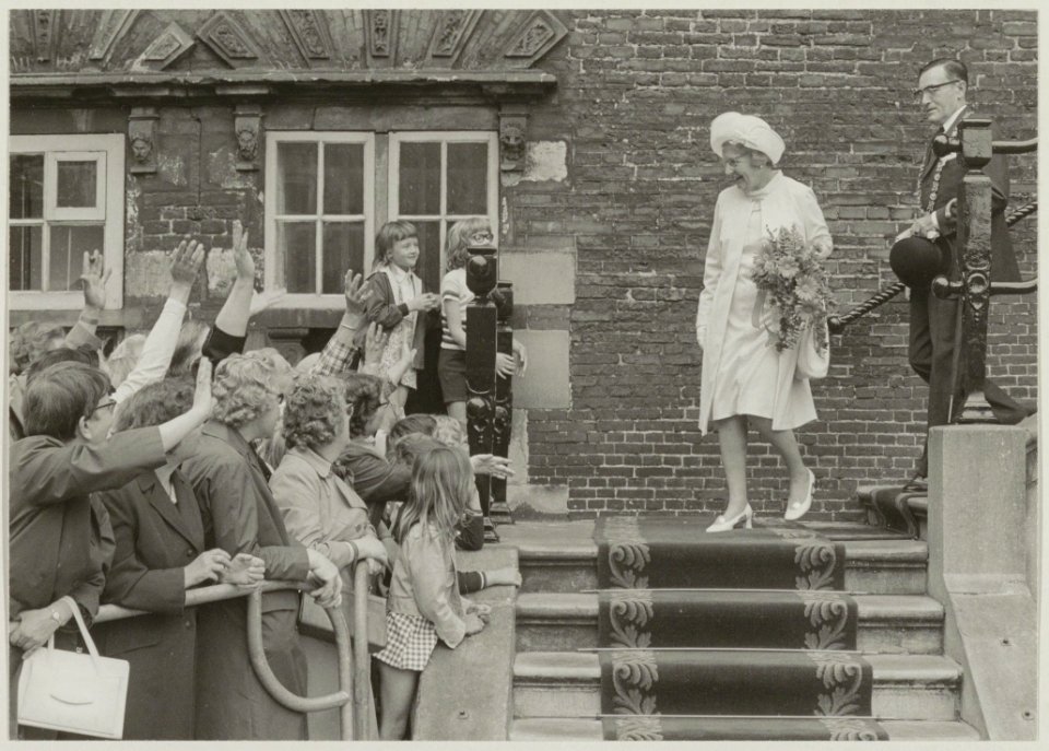 Koningin Juliana samen met burgemeester De Gou op de trappen van het stadhuis. NL-HlmNHA 54011904 2