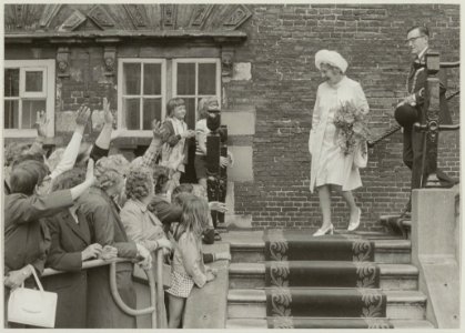Koningin Juliana samen met burgemeester De Gou op de trappen van het stadhuis. NL-HlmNHA 54011904 2