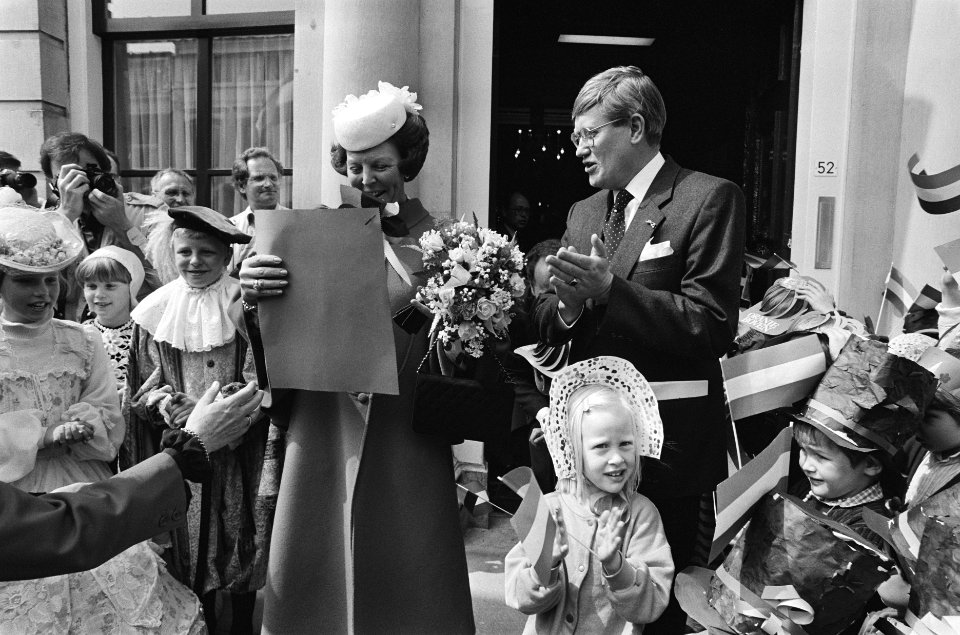 Koningin Beatrix opent het gerestaureerde provinciehuis te Leeuwarden. Naast haa, Bestanddeelnr 933-3217