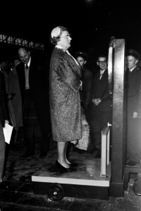 Koningin Juliana prins Bernhard en prinses Beatrix vertrokken naar Perzie konin, Bestanddeelnr 915-5902