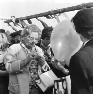 Koningin Juliana schrijft haar naam op het kaartje aan de ballon, Bestanddeelnr 917-8233