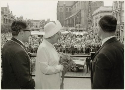 Koningin Juliana samen met burgemeester De Gou en de heer Kranenburg op het bordes van het stadhuis. NL-HlmNHA 54011904