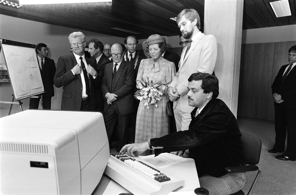 Koningin Beatrix opent de nieuwbouw van het Rijks Computer Centrum in Apeldoorn, Bestanddeelnr 932-9860
