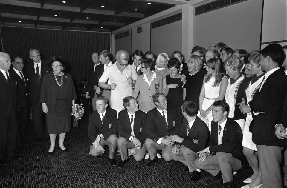 Koningin Juliana te midden van de deelnemers, Bestanddeelnr 921-8390
