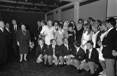 Koningin Juliana te midden van de deelnemers, Bestanddeelnr 921-8390