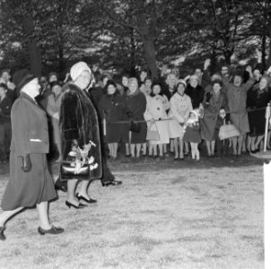 Koningin Juliana opent zusterhuis te Austerlitz, Bestanddeelnr 917-0701 photo