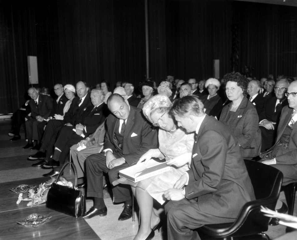 Koningin Juliana ontvangt een uitgave van alle troonredes 1814-1963, Bestanddeelnr 916-8540