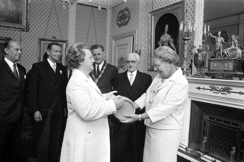 Koningin Juliana ontvangt het vaatje haring uit handen van mevrouw Van de Horst, Bestanddeelnr 924-6371