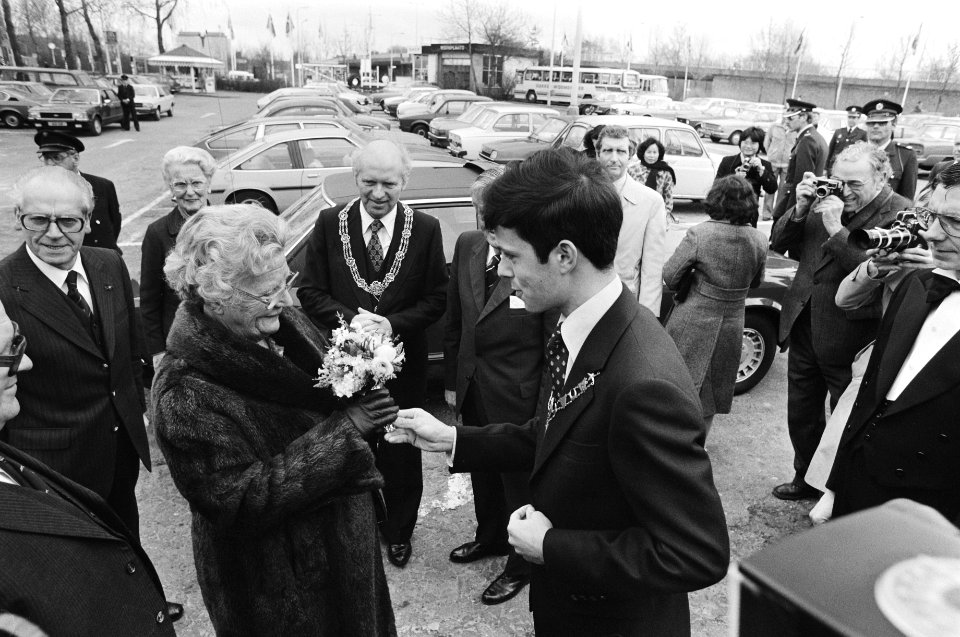 Koningin Juliana ontvangt bloemen, Bestanddeelnr 930-2007