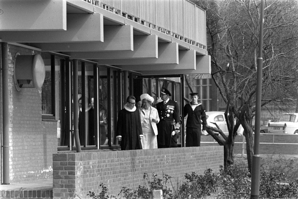 Koningin Juliana tijdens de rondleiding door een geestelijke, Bestanddeelnr 923-4686