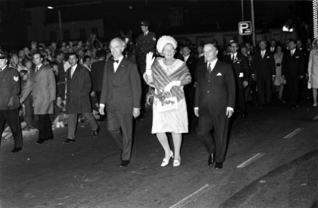 Koningin Juliana ontsteekt in Eindhoven het bevrijdingsvuur vanwege het feit dat, Bestanddeelnr 922-8035