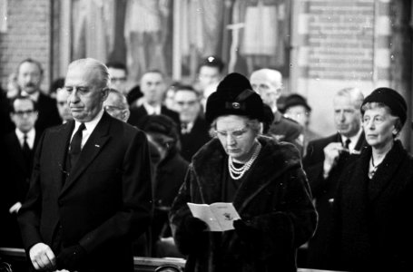 Koningin Juliana tijdens de requiemmis, met Amerikaanse ambassadeur dhr Rice, Bestanddeelnr 915-7840