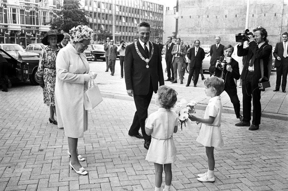 Koningin Juliana krijgt bij haar aankomst bij het SER-gebouw bloemen aangeboden, Bestanddeelnr 924-6951
