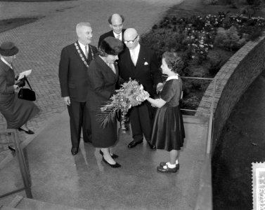 Koningin Juliana stelt de Sinai Kliniek in Amersfoort in gebruik. Bij ontvangst , Bestanddeelnr 911-6794