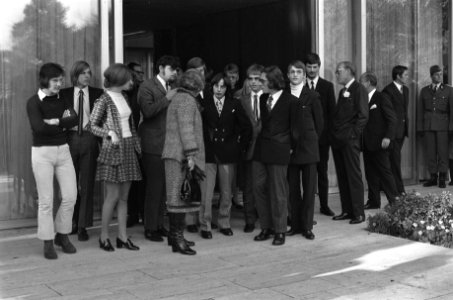Koningin Juliana spreekt met deelnemers aan de Duits-Nederlandse jeugduitwisseli, Bestanddeelnr 925-0835