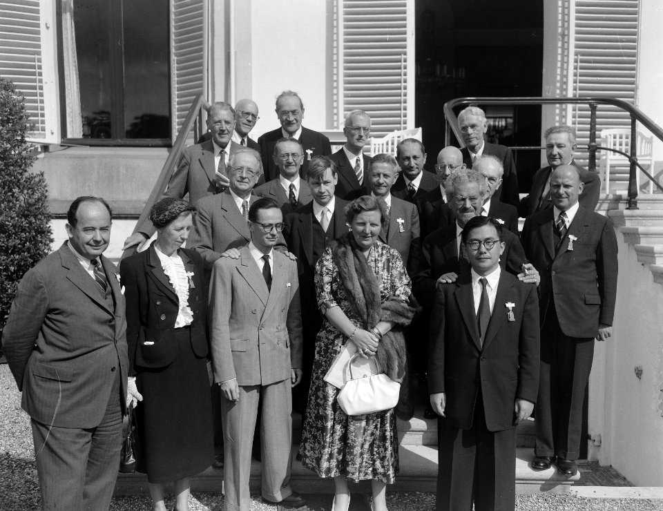 Koningin Juliana ontvangt deelnemers aan het Mathematisch congres op paleis Soes, Bestanddeelnr 906-7069