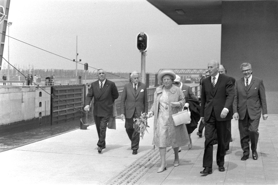 Koningin Juliana op weg naar de Koningin Wilhelmina in gezelschap van minister, Bestanddeelnr 924-6400
