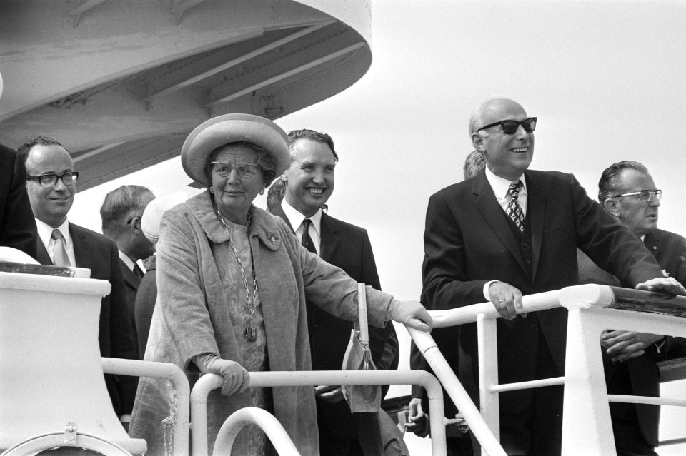 Koningin Juliana op de Koningin Wilhelmina in gezelschap van minister Bakker (, Bestanddeelnr 924-6406