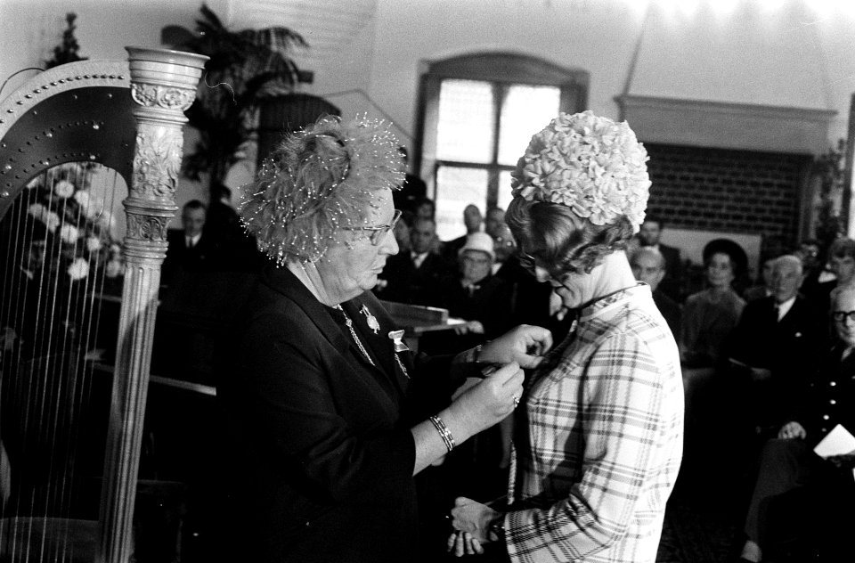Koningin Juliana reikt de Florence Nightingalemedaille uit aan verpleegster mej, Bestanddeelnr 922-8250