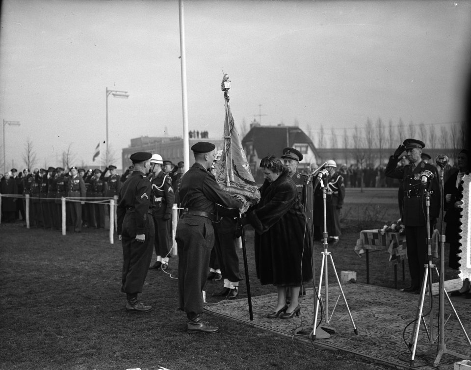 Koningin Juliana overhandigt het vaandel aan de korpscommandant, luitenant-kolon, Bestanddeelnr 907-5110