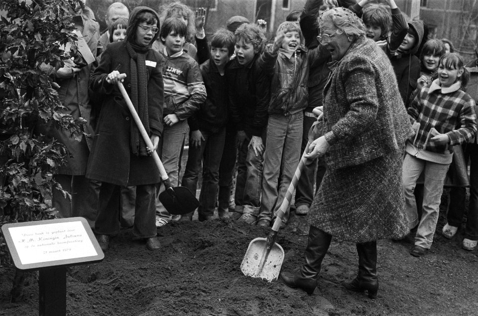 Koningin Juliana rust even uit na het boomplanten, Bestanddeelnr 930-1799