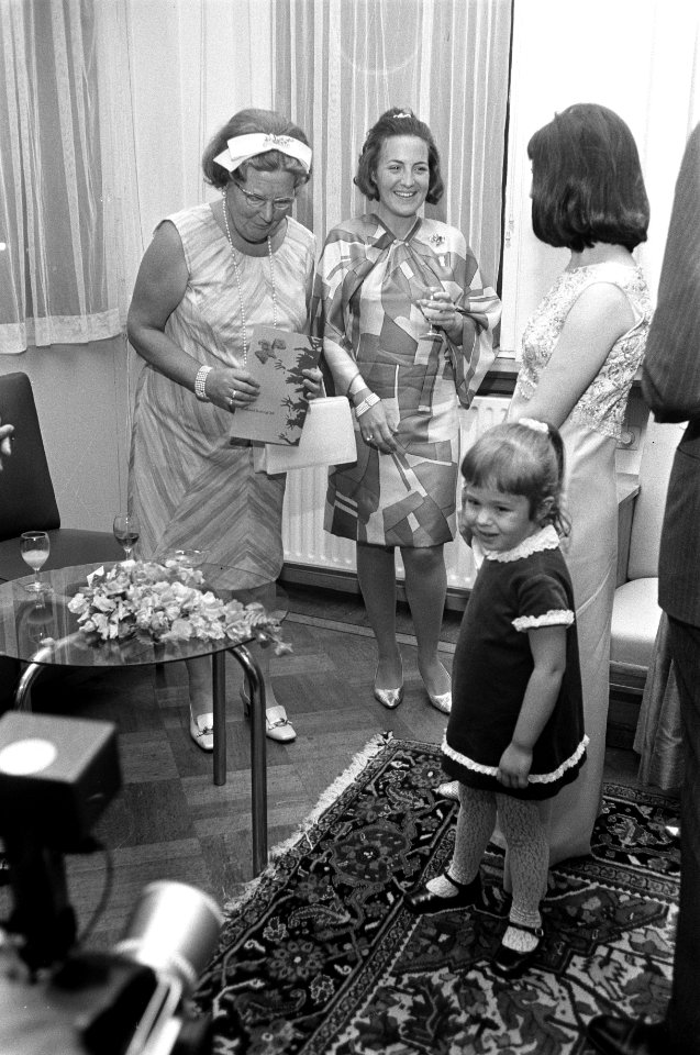 Koningin Juliana en prinses Margriet met de Belgische harpiste Susanne Mildonian, Bestanddeelnr 922-6059