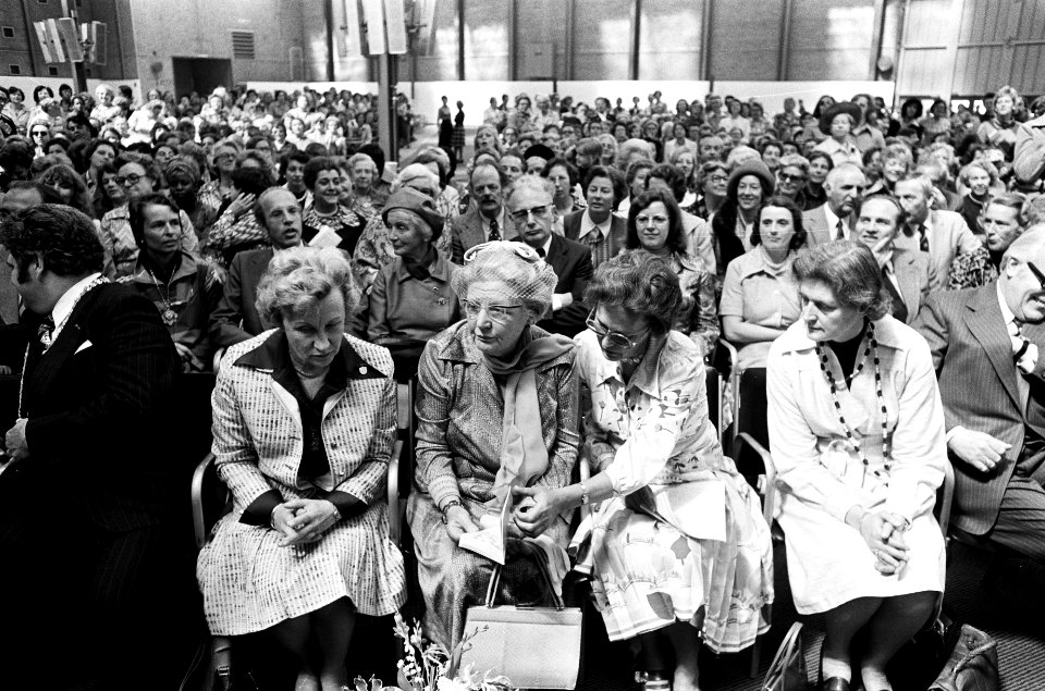 Koningin Juliana tijdens de manifestatie, links van haar mevrouw Schilthuis (Com, Bestanddeelnr 927-9377