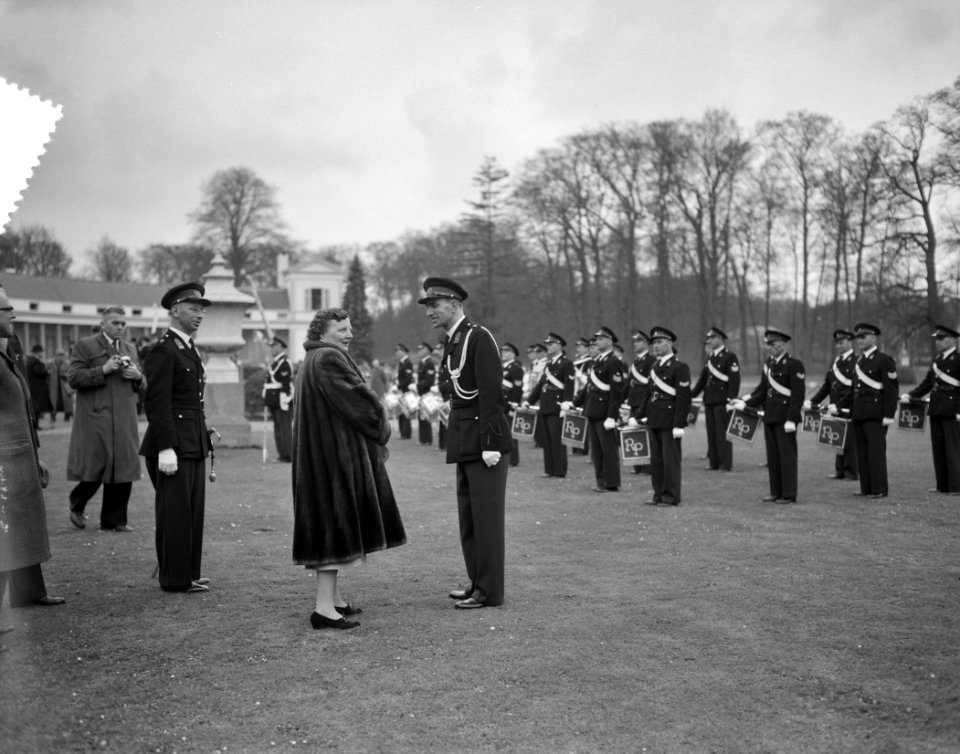 Koningin Juliana spreekt met , Bestanddeelnr 907-7280