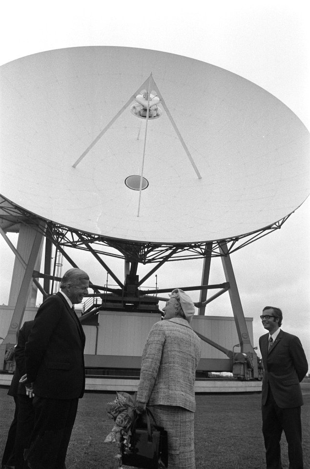 Koningin Juliana opent met telefoongesprek grondstation voor satellietenverkeer , Bestanddeelnr 926-6769