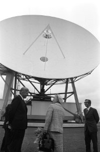 Koningin Juliana opent met telefoongesprek grondstation voor satellietenverkeer , Bestanddeelnr 926-6769