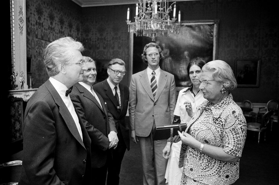 Koningin Juliana ontvangt een exemplaar van Nederland zal ons een zorg zijn va, Bestanddeelnr 927-2623