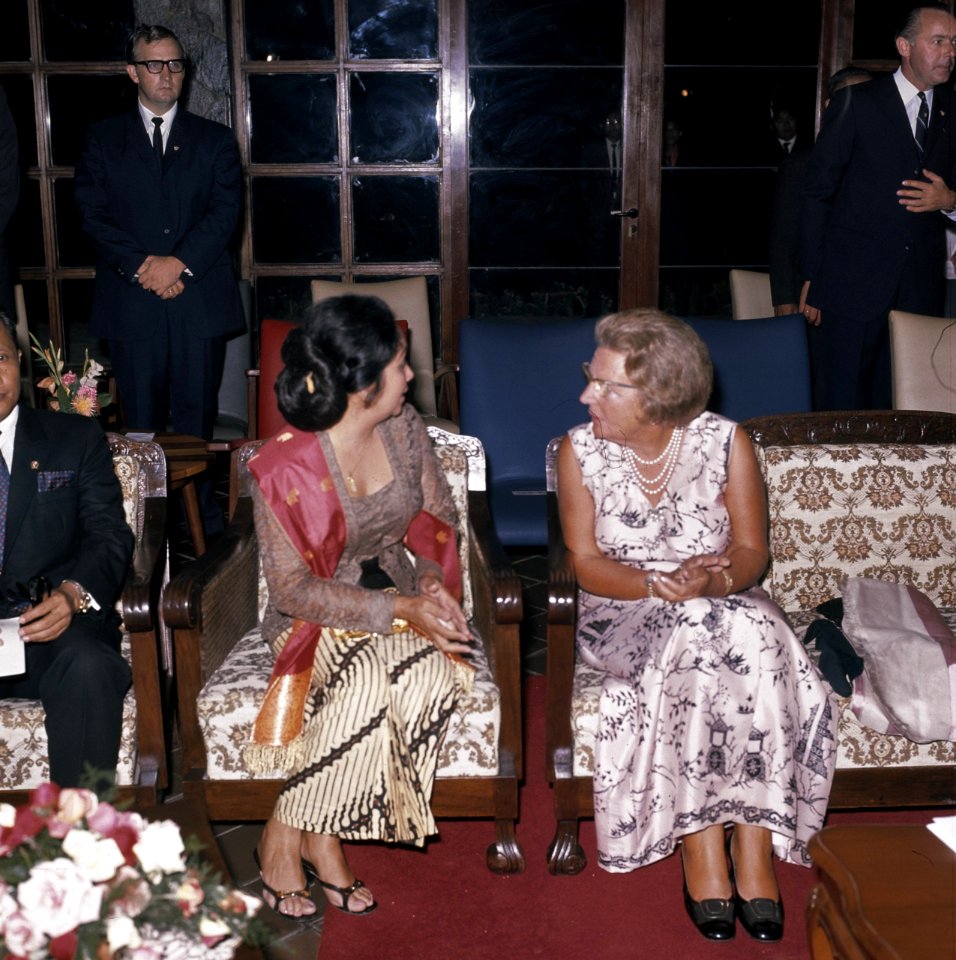 Koningin Juliana in Bandung met de vrouw van de gouverneur van West-Java, Bestanddeelnr 254-9053