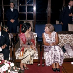 Koningin Juliana in Bandung met de vrouw van de gouverneur van West-Java, Bestanddeelnr 254-9053