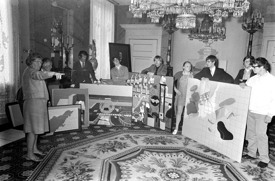 Koningin Juliana ontvangt de Koninklijke Vereniging voor Subsidie aan de Vrije S, Bestanddeelnr 922-5767