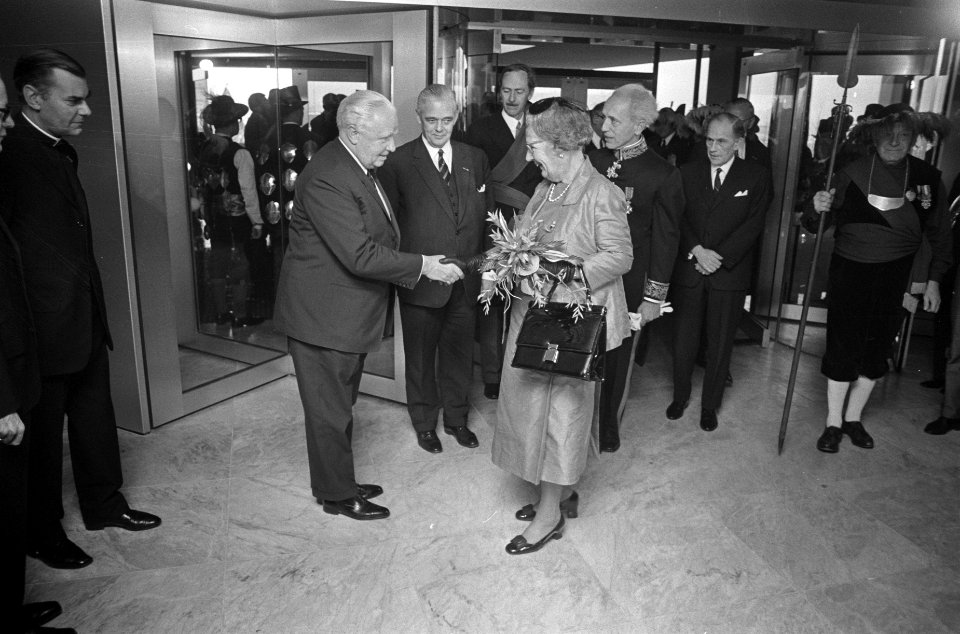 Koningin Juliana schudt handen, Bestanddeelnr 925-1324
