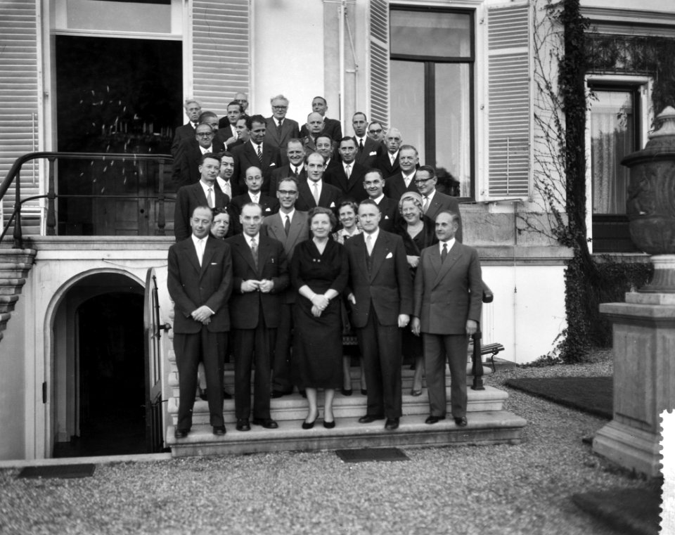 Koningin Juliana ontvangt op paleis Soestdijk een deputatie van Europese federal, Bestanddeelnr 909-0065