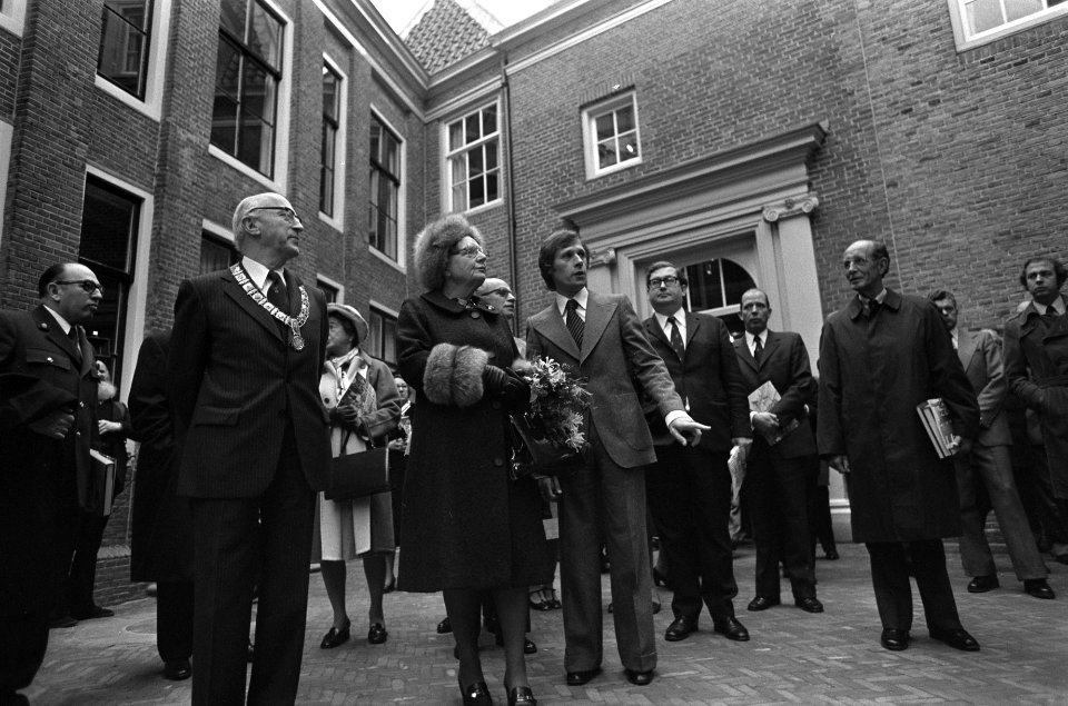 Koningin Juliana opent Amsterdams Historisch Museum officieel koningin Juliana , Bestanddeelnr 928-2345