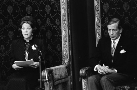 Koningin Beatrix leest de troonrede, naast haar prins Claus, Bestanddeelnr 932-3343