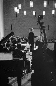 Koningin Juliana bij de opening van de Katholieke Economische Hogeschool te Tilb, Bestanddeelnr 914-5063