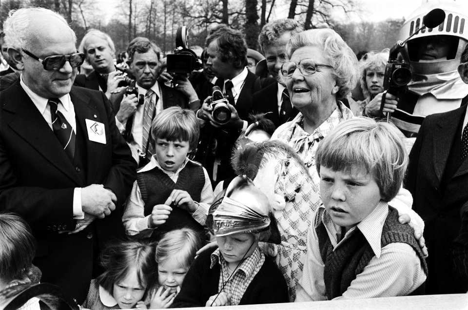 Koningin Juliana heeft de armen geslagen om haar kleinzoons Willem-Alexander (r), Bestanddeelnr 929-6964