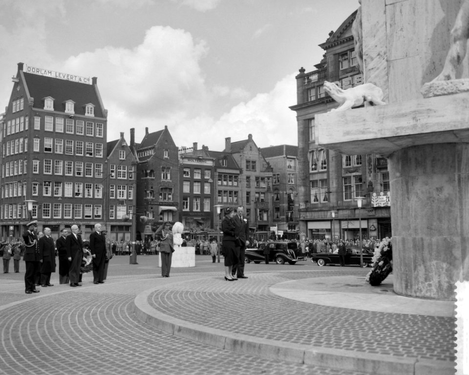 Koningin Juliana en prins Bernhard leggen een krans bij het Nationaal Monument o, Bestanddeelnr 910-3464