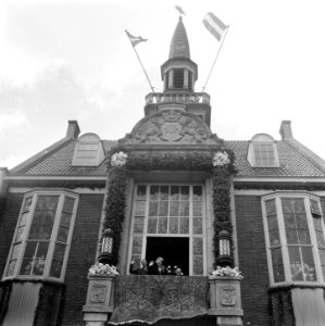 Koningin Juliana en prins Bernhard brengen een bezoek aan 15 gemeentes in oostel, Bestanddeelnr 906-4730