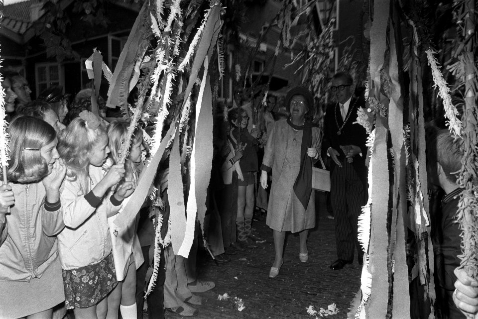 Koningin Juliana bezoekt gemeenten Rhoon, Poortugaal en Maassluis ( Zuid Holland, Bestanddeelnr 924-9706