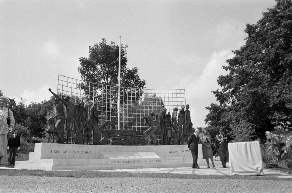 Koningin Beatrix onthult het Indisch Monument in Den Haag koningin Beatrix, dr., Bestanddeelnr 934-2969