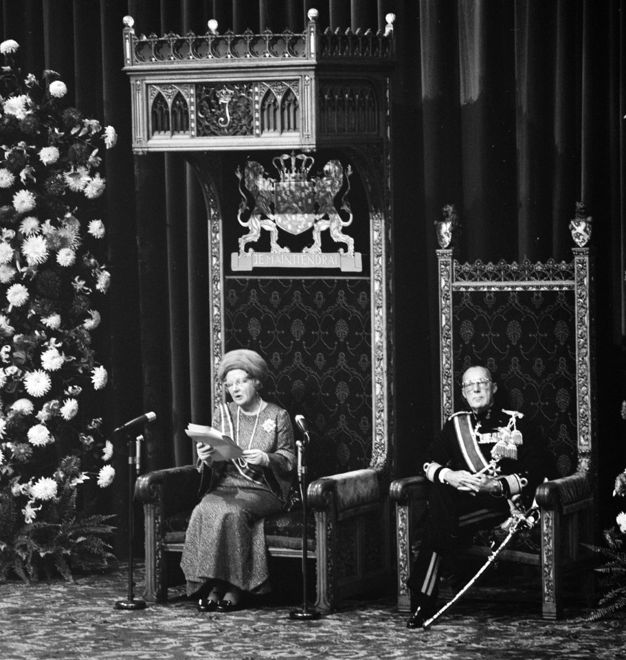 Koningin Juliana spreekt Troonrede uit in Ridderzaal, Van Vollenhoven, Margriet,, Bestanddeelnr 926-6906
