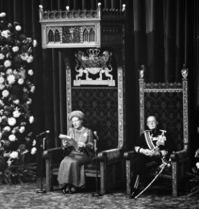 Koningin Juliana spreekt Troonrede uit in Ridderzaal, Van Vollenhoven, Margriet,, Bestanddeelnr 926-6906