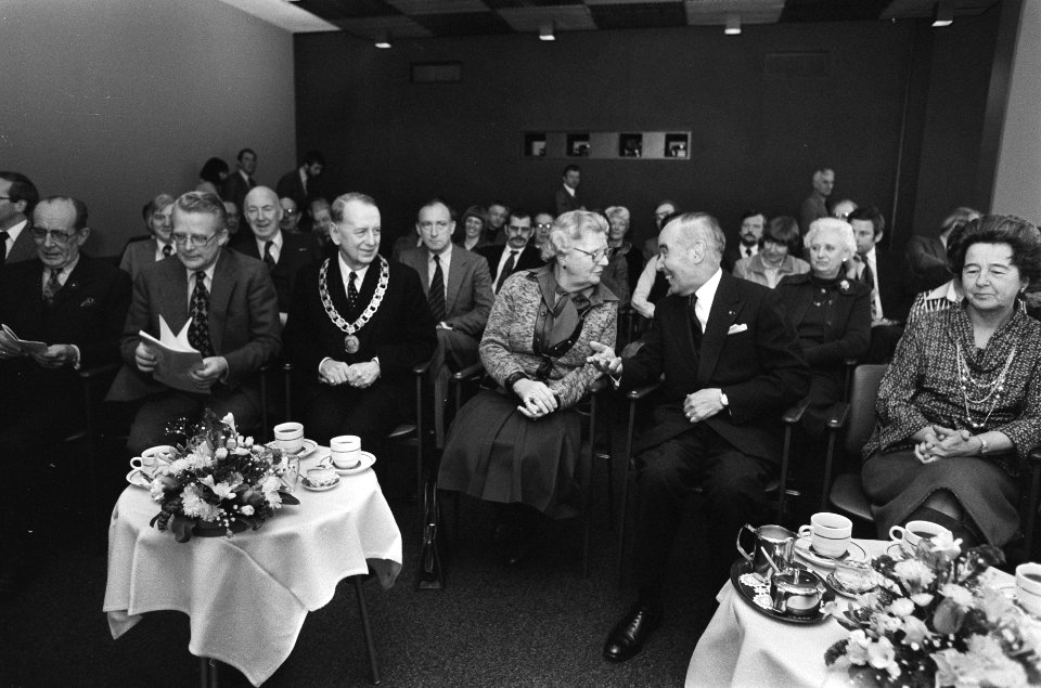 Koningin Juliana bezoekt Centraal Instituut voor Voedingsonderzoek (CIVO-TNO) te, Bestanddeelnr 930-1235