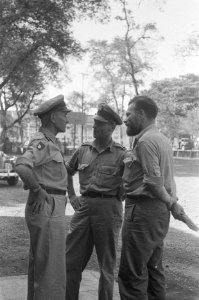 Kolonel J.W. Sluyter, commandant van de U-Brigade in gesprek met een majoor en …, Bestanddeelnr 49-2-1