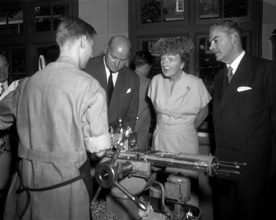 Koningin Juliana bezoekt blindeninstituut te Huizen, Hare Majesteit in de techni, Bestanddeelnr 909-9047